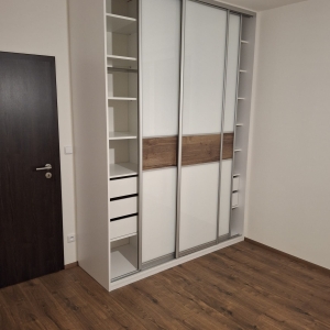 Vestavěné skříně jako základ promyšleného bydlení